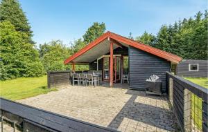 een klein huis met een patio in de achtertuin bij 3 Bedroom Pet Friendly Home In Toftlund in Arrild