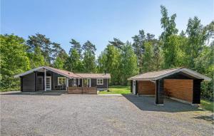 Vester SømarkenにあるNice Home In Aakirkeby With 3 Bedrooms, Sauna And Wifiの家屋