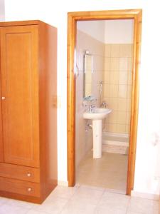 W łazience znajduje się umywalka i lustro. w obiekcie Aptera Hotel w mieście Megála Khoráfia