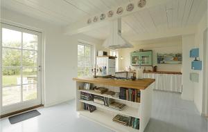 グドイェムにあるAmazing Home In Gudhjem With 4 Bedrooms And Wifiのキッチン(カウンター、大きな窓付)