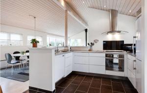 Η κουζίνα ή μικρή κουζίνα στο Nice Home In Sydals With Sauna