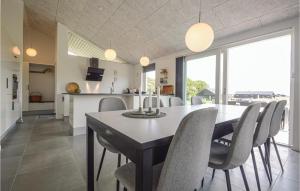 ハザスレウにあるAwesome Home In Haderslev With Kitchenのテーブルと椅子のあるキッチンとダイニングルーム +11枚の写真