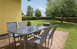 un tavolo in vetro e sedie su un patio di Pet Friendly Home In Hejls With Wifi a Hejls