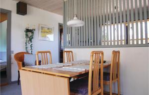 una sala da pranzo con tavolo e sedie di Pet Friendly Home In Hejls With Wifi a Hejls