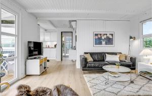 sala de estar con sofá y mesa en Stunning Home In Hejls With House Sea View, en Hejls