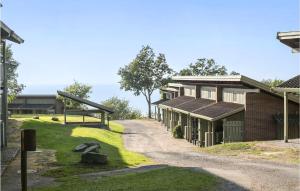 阿灵厄Lovely Apartment In Allinge With Wifi的砖砌建筑,房子旁边有一条小路