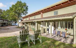 阿灵厄Lovely Apartment In Allinge With Wifi的一组椅子坐在大楼外