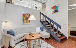 阿灵厄Lovely Apartment In Allinge With Wifi的带沙发和桌子的客厅