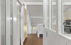 Lovely Apartment In Allinge With Wifi的厨房或小厨房