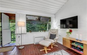 Lovely Apartment In Allinge With Wifi的电视和/或娱乐中心