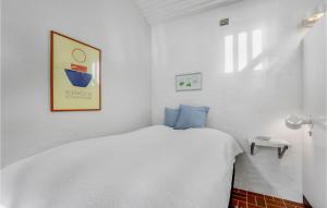 Lovely Apartment In Allinge With Wifi客房内的一张或多张床位