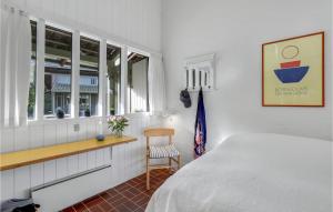 Lovely Apartment In Allinge With Wifi客房内的一张或多张床位