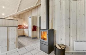 SønderbyにあるBeautiful Home In Juelsminde With 4 Bedrooms, Sauna And Wifiの建物内の部屋の薪ストーブ