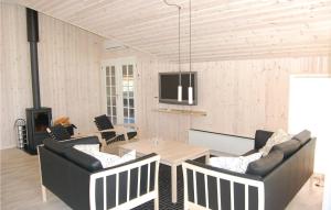 Bøtø ByにあるNice Home In Idestrup With 4 Bedrooms, Sauna And Wifiのリビングルーム(ソファ、テーブル、テレビ付)