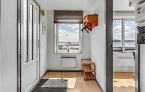 Habitación con puerta y ventana con vistas. en Lovely Home In Rdekro With Kitchen en Diernæs