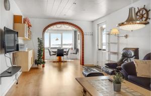 DiernæsにあるAwesome Home In Rdekro With 3 Bedrooms And Wifiのリビングルーム(ソファ、テーブル付)