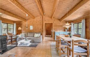 Cabaña de madera con cocina y sala de estar en Lovely Home In Hadsund With House A Panoramic View, en Hadsund