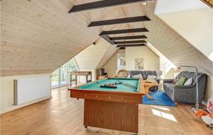 KnebelにあるAwesome Home In Knebel With Sauna, Wifi And 7 Bedroomsのリビングルーム(ビリヤード台付)