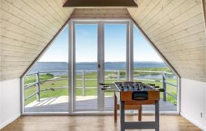 KnebelにあるHoliday Home Præstemarken Knebel Ivのテーブルがあり海が見える部屋