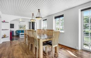KnebelにあるHoliday Home Præstemarken Knebel Ivのテーブルと椅子のあるダイニングルーム