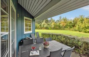 a patio with a table and chairs on a house at 3 Bedroom Nice Home In Nrre Nebel in Nørre Nebel