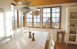 ハザスレウにあるAmazing Home In Haderslev With House Sea Viewのダイニングルーム(テーブル、椅子、窓付)