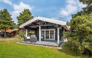a small cabin with a deck in a yard at Nice Home In Grlev With House Sea View in Gørlev