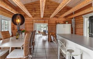 een keuken en eetkamer met een tafel en stoelen bij Nice Home In Grlev With House Sea View in Gørlev