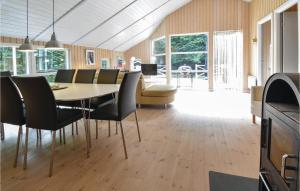 ein Esszimmer mit einem Tisch und Stühlen in der Unterkunft Beautiful Home In Haarby With Wifi in Hårby