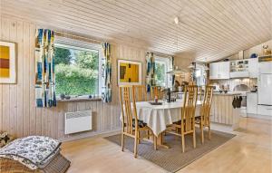 3 Bedroom Cozy Home In Tranekr في Stoense: مطبخ وغرفة طعام مع طاولة وكراسي