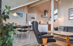 BjerregårdにあるAmazing Home In Hvide Sande With Kitchenのリビングルーム(テーブル、椅子付)