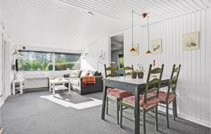 comedor y sala de estar con mesa y sillas en Stunning Home In rsted With Kitchen, en Ørsted