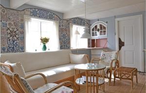 un soggiorno con un divano e un tavolo di Holiday Home Fanø 16 a Sønderho