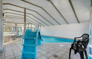 Zimmer mit Pool, Tisch und Stühlen in der Unterkunft Gorgeous Home In Hvide Sande With Sauna in Bjerregård + 18 Fotos