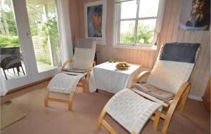 Et opholdsområde på Lovely Home In Blokhus With Kitchen
