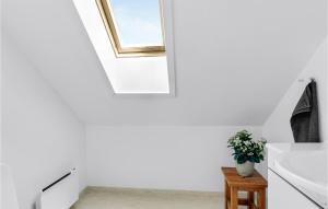 BroにあるBeautiful Home In Brenderup Fyn With Kitchenの白いバスルーム(窓、テーブルの上に植物付)