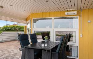 Una mesa y sillas negras en un patio. en Gorgeous Home In Hejls With Sauna, en Hejls 22 fotos más