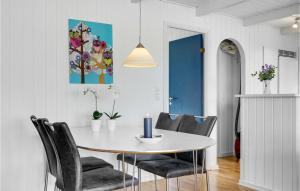Un comedor con mesa y sillas en Gorgeous Home In Hejls With Sauna, en Hejls