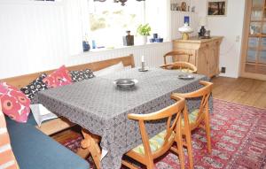 una sala da pranzo con un tavolo e un divano di Holiday Home Lakolk Iiv Denm a Bolilmark
