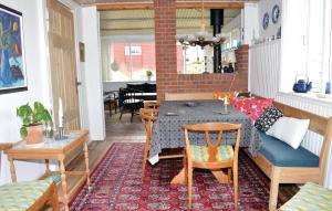 un soggiorno con un tavolo e un divano di Holiday Home Lakolk Iiv Denm a Bolilmark