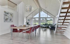 una sala da pranzo con tavolo e sedie rosse di Cozy Home In Bagenkop With Sauna a Bagenkop