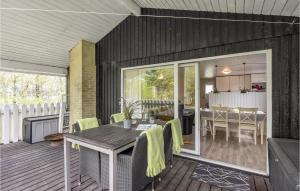 ein Esszimmer und eine Küche mit einem Tisch und Stühlen in der Unterkunft Lovely Home In Ringkbing With Kitchen in Ringkøbing