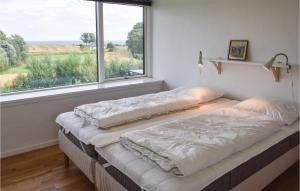 Postel nebo postele na pokoji v ubytování Gorgeous Home In Tranekr With House Sea View