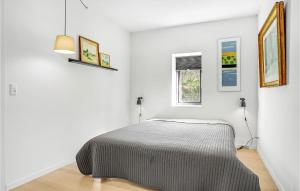 Un dormitorio con una cama en una habitación blanca. en 4 Bedroom Beautiful Home In Knebel, en Knebel 23 fotos más