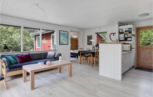Snogebækにある3 Bedroom Cozy Home In Nexのリビングルーム(ソファ、テーブル付)