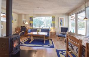 Posezení v ubytování Three-Bedroom Holiday Home In Norre Nebel