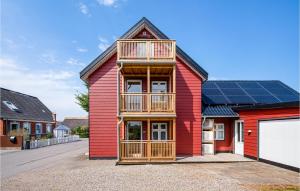 una casa roja con paneles solares. en Stunning Apartment In Bagenkop With Kitchen, en Bagenkop