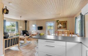 DiernæsにあるBeautiful Home In Haderslev With 2 Bedrooms And Wifiのキッチン、リビングルーム(ソファ、テーブル付)