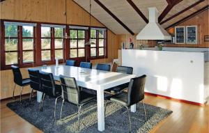 洛凡的住宿－5 Bedroom Beautiful Home In Blvand，一间配备有白色桌椅的用餐室