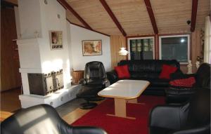 ブラーバンドにあるAwesome Home In Blvand With 5 Bedrooms, Wifi And Indoor Swimming Poolのリビングルーム(ソファ、暖炉付)